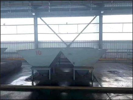 Vertical continuous graphitisation furnace top hopper